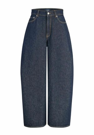 Donkerblauwe wijde high-waist spijkerbroek met knoop aan de voorkant, ritssluiting en zakken op een witte achtergrond.