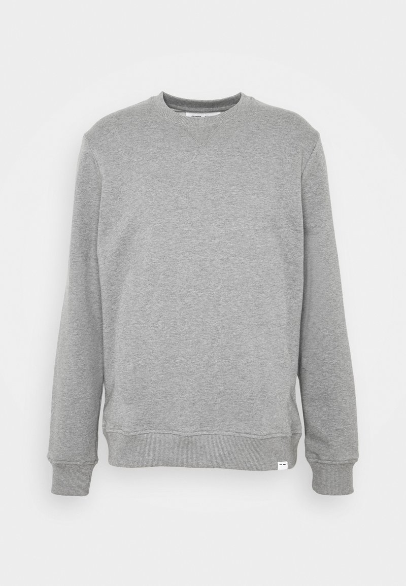Ein einfarbig grauer Rundhalsausschnitt-Sweatshirt mit gerippten Bündchen und Saum, vor einem weißen Hintergrund präsentiert.