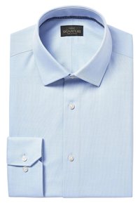 Camicia da uomo in cotone azzurro chiaro con colletto strutturato, polsini con bottoni e un delicato motivo testurizzato. L'etichetta riporta "next SIGNATURE."