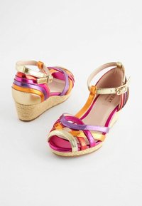 Farverige kile sandaler med metalisk pink, lilla, guld og orange stropper samt ankelspænde, med en vævet jute sål og åben tærdelse.