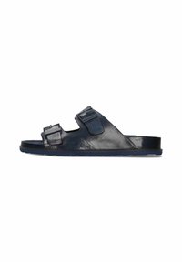 Navyblauwe leren sandalen met twee verstelbare banden, een platte zool en een gestructureerde afwerking, met gesps accentueringen en open zijkanten.