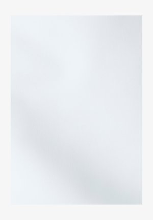 Valge kangas, millel on sile tekstuur, veidi peegeldav pind, mis näitab peeneid toone ja pehmeid voldikesi.