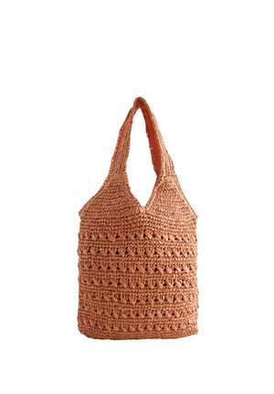 Håndvævet orange mulepose med brede stropper, med et tekstureret, åbent vævemønster og en dyb V-formet håndtagsåbning.
