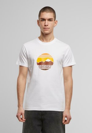 T-shirt en coton blanc avec un graphique circulaire en orange, jaune et marron représentant des montagnes et le mot "FORVERT" au centre.