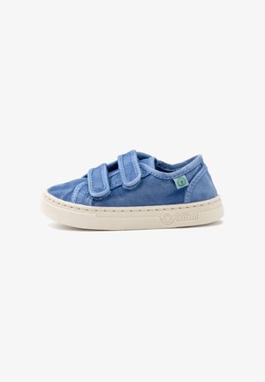 Pantofii din pânză albastră, cu două benzi Velcro, talpă din cauciuc alb și detalii de cusătură subtile. Prezintă un accent cu logo verde pe lateral.