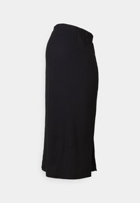 Jupe midi noire avec une silhouette droite, fabriquée en tissu doux, dotée d'une taille élastique et de fentes latérales pour faciliter les mouvements.