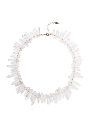 Collier en cristal clair avec des pierres précieuses de forme irrégulière, entrecoupées de perles dorées, mettant en valeur une texture naturelle et une finition brillante.