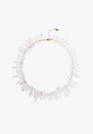 Collier en cristal clair avec des pierres précieuses de forme irrégulière, entrecoupées de perles dorées, mettant en valeur une texture naturelle et une finition brillante.