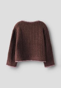 Pull en tricot marron avec un motif texturé, à design court et des finitions roses le long de l'encolure et des poignets.