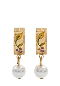 Gouden oorbellen met rechthoekige, bloemmotieven bovenkant en witte parel-druppels. Kenmerkt groene bladeren en paarse bloemen op een gestructureerd oppervlak.