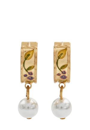 Orecchini d'oro con parte superiore rettangolare decorata a fiori e gocce di perla bianca. Presentano foglie verdi e fiori viola su una superficie texturizzata.
