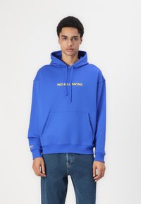 Sudadera azul de mezcla de algodón, con un bolsillo frontal, capucha con cordón y el logo "RED BULL RACING" en amarillo en el pecho.