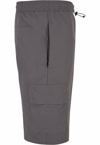 Shorts cargo gris en tissu léger, avec une ceinture élastique, un cordon de serrage, des poches latérales et une grande poche à rabat.