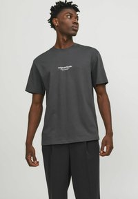 Jack & Jones JORVESTERBRO CREW NECK - Marškinėliai su spaudiniu - asphalt