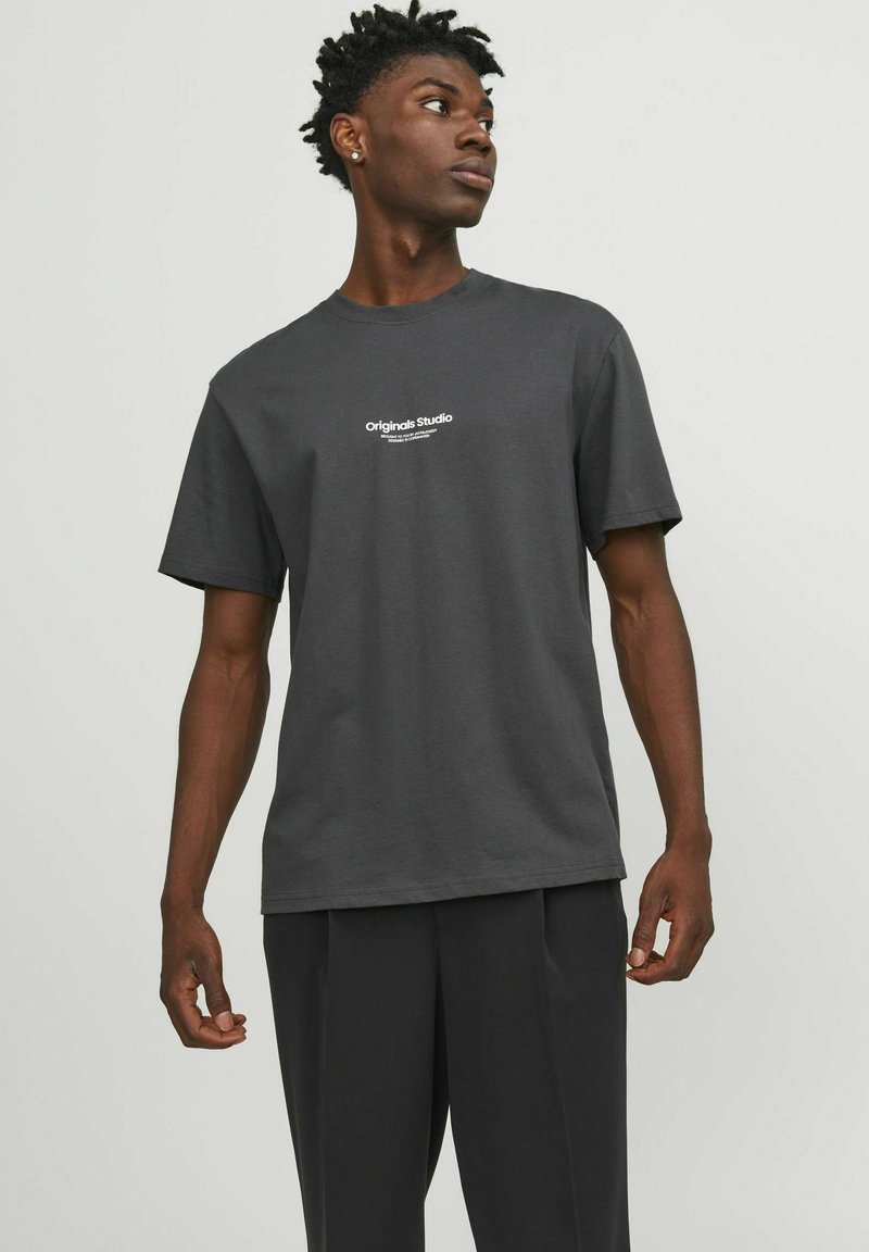Jack & Jones JORVESTERBRO CREW NECK - Marškinėliai su spaudiniu - asphalt