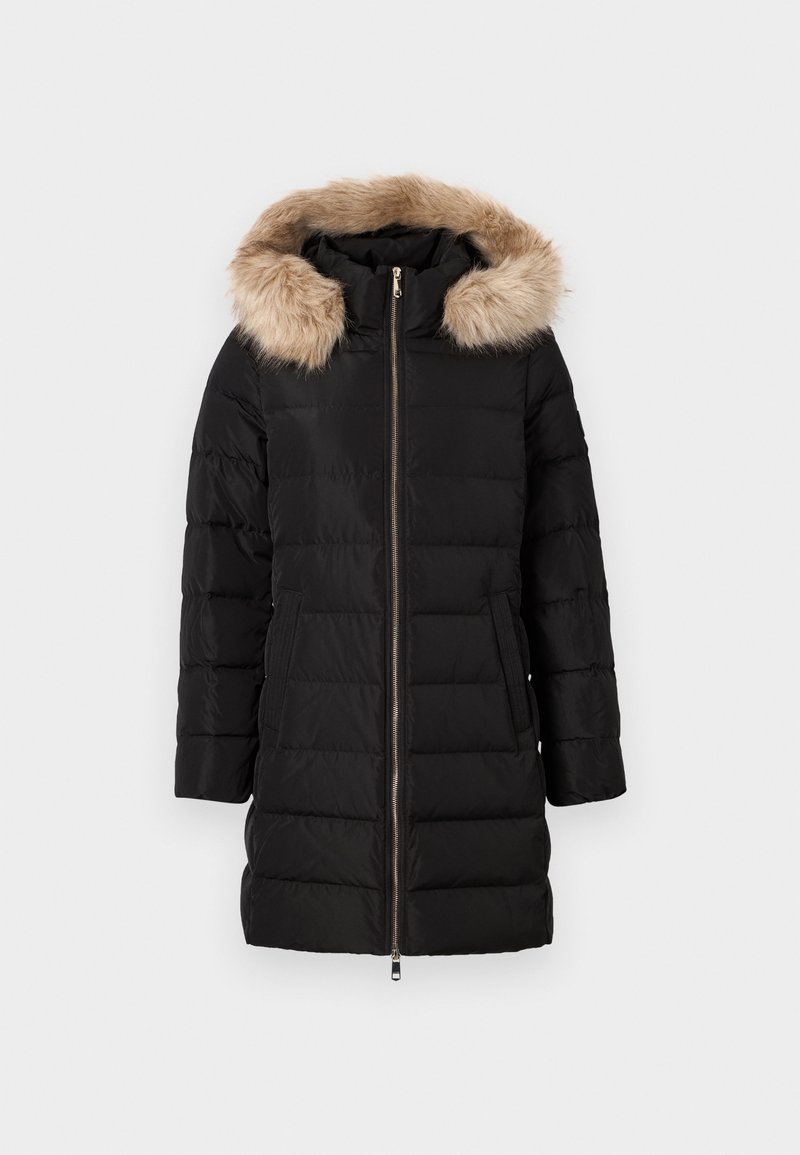 Zwarte pufferjas met rits, zijzakken en een afneembare nepbont capuchon. Heeft een gestikte textuur en een design tot op de knieën.