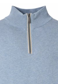 Jasnoniebieski sweter z dzianiny z krótkim, srebrnym zamkiem błyskawicznym i prążkowanym, wysokim kołnierzem.