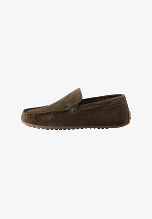 Chaussure slip-on en suède marron avec un bout arrondi, des coutures le long du bord et une semelle en caoutchouc dotée de petits picots de traction.