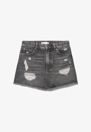 Shorts in denim nero con orlo sfrangiato e molteplici toppe consumate sul davanti, dotati di cinque tasche e chiusura con bottone.