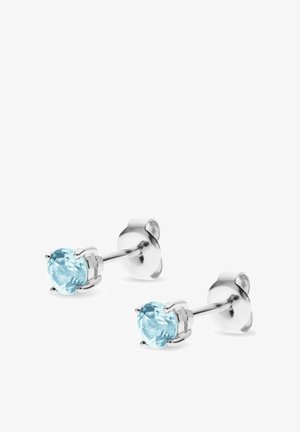 Ein Paar silberner Steckerohrringe mit runden hellblauen Edelsteinen in Vierkantfassungen auf weißem Hintergrund.