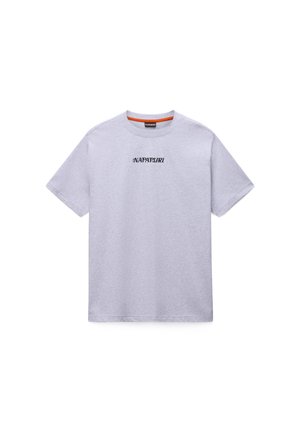 Lichtgrijs T-shirt met korte mouwen en ronde hals, met het "NAPAPIJRI"-logo in zwart centraal op de borst en een oranje kraagvoering.
