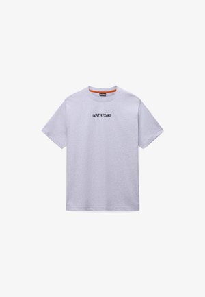 Lichtgrijs T-shirt met korte mouwen en ronde hals, met het "NAPAPIJRI"-logo in zwart centraal op de borst en een oranje kraagvoering.