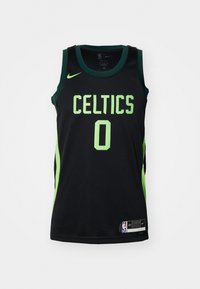 Svart basketballtrøye med grønne detaljer. "CELTICS" og nummer "0" i fet, neongrønn skrift. Nike-logo på brystet, NBA-merke nederst.