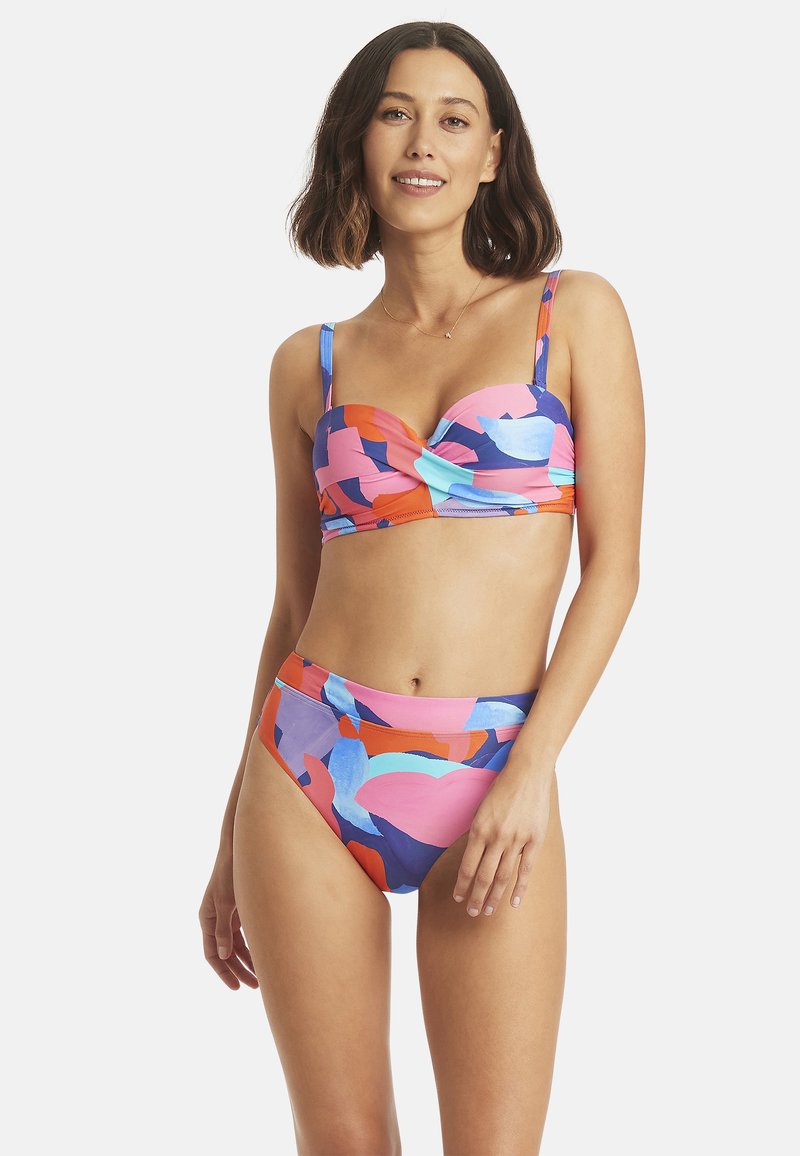 Kolorowy zestaw bikini z braletką z przodu zapinaną w supeł oraz wysokim stanem, z abstrakcyjnymi wzorami w odcieniach różu, niebieskiego i pomarańczowego.