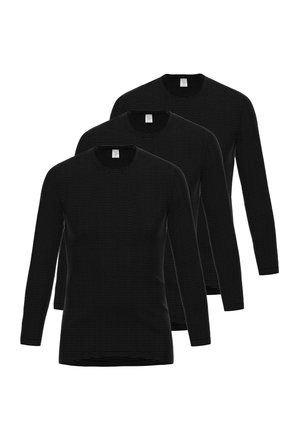 Drei schwarze, langärmlige, gerippte Rundhalsshirts übereinander getragen, Vorderansicht mit sichtbaren Halsetiketten vor weißem Hintergrund.