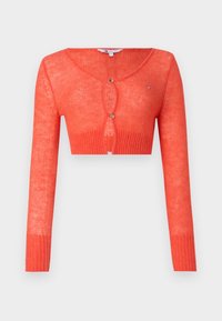 Koralowy krótki kardigan wykonany z lekkiego, fakturowanego materiału, z okrągłym dekoltem, długimi rękawami i dwoma guzikami z przodu. Mała detal logo.