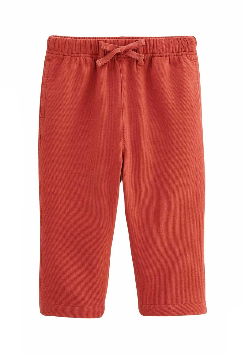 Shorts de sport en coton rouge avec une taille élastique et un cordon de serrage. Comprend des poches latérales et une texture côtelée sur l'ensemble du tissu.