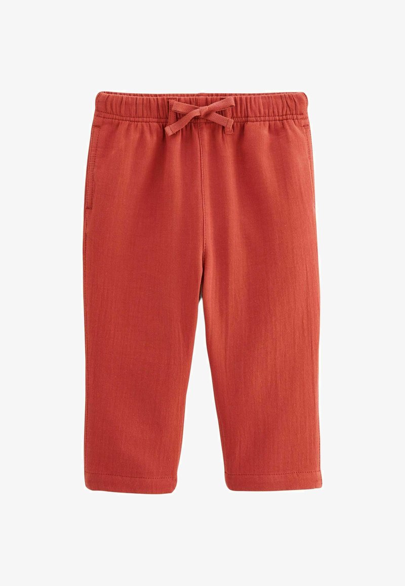 Shorts de sport en coton rouge avec une taille élastique et un cordon de serrage. Comprend des poches latérales et une texture côtelée sur l'ensemble du tissu.