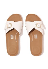 Witte slide sandalen met een brede band met een gouden gesp, gemaakt van zacht materiaal, met een tan voetbed en een gestructureerde zool.