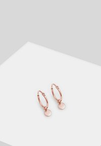 Orecchini a cerchio in oro rosa con un pendente circolare appeso a ciascun orecchino. Finitura lucida, dimensione piccola e design di chiusura semplice.
