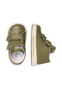 Scarpe per bambini in pelle verde con due cinturini in Velcro, suola in gomma bianca, punta arrotondata e dettaglio arancione contrastante sul retro.