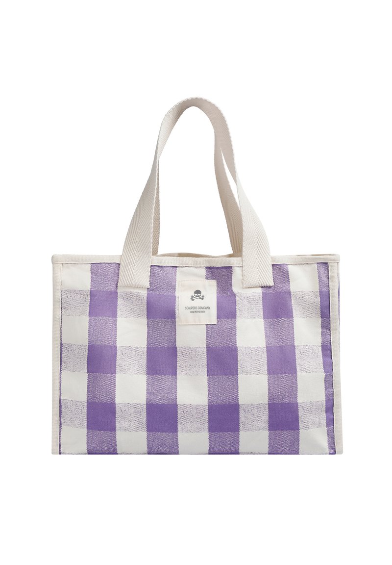 Bolsa tote de lona con un diseño de cuadros morados y blancos, que cuenta con dos asas de tela y un parche del logo en la parte frontal.
