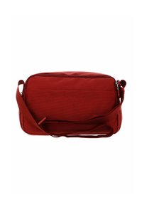 Borsa a spalla rettangolare rossa con esterno testurizzato, tracolla regolabile e chiusura con zip. Presenta una tasca frontale piatta per ulteriore spazio di stivaggio.