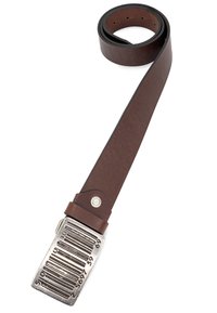 Brauner Leder Gürtel mit einer strukturierten, silbernen rechteckigen Schnalle, die Barcode-Muster und einen runden Akzent aufweist. Weiche, glatte Oberfläche.
