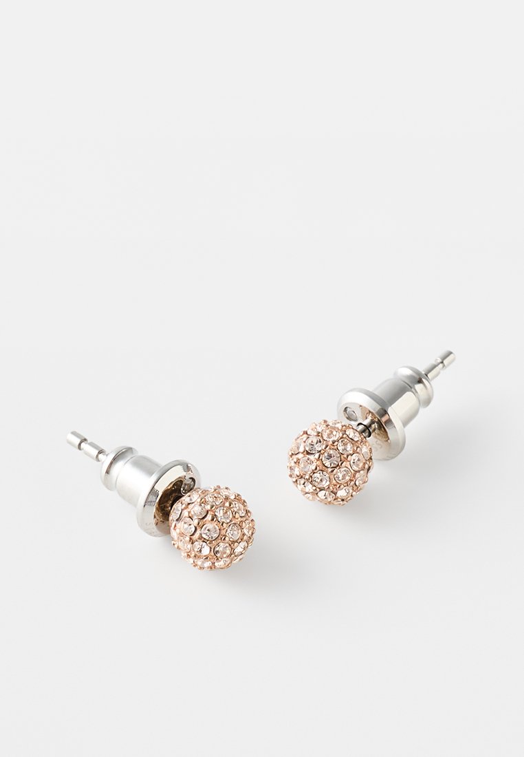 Orecchini a bottone in oro rosa con forma sferica, decorati con strass trasparenti, montati su un perno in metallo tono argento.