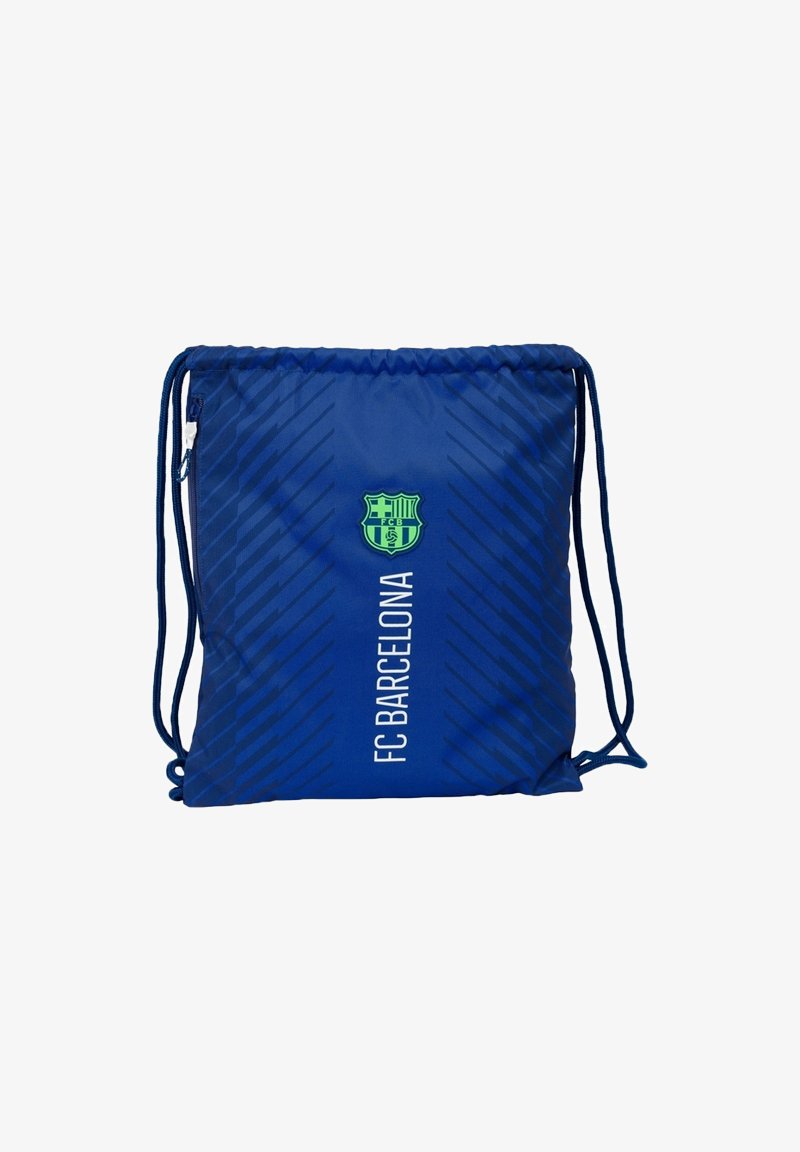 Niebieski worek na sznurki FC Barcelona z zielonym herbem klubu i pionowym białym napisem "FC BARCELONA", z wzorem w diagonalne paski i boczną kieszenią na zamek.