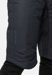 Verhoogde shorts in donkergrijze nylon, met een Vaude-logo aan de zijkant, een gestructureerde afwerking en een verstelbare zoom voor comfort.