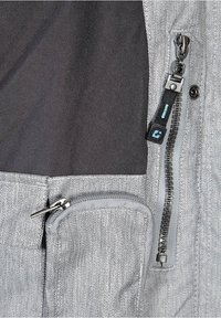 Grynn herringbone-tyg med svart panel; har en zippered ficka, logotypetikett och en synlig metalldragkedja med dragband.