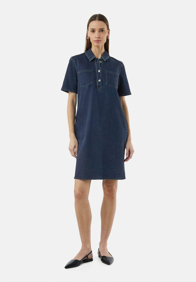 Jeanshemdkleid in Dunkelblau, mit kurzen Ärmeln, zwei Brusttaschen, einer Knopfleiste und einer geraden Silhouette, abgeschlossen mit einem Saum.