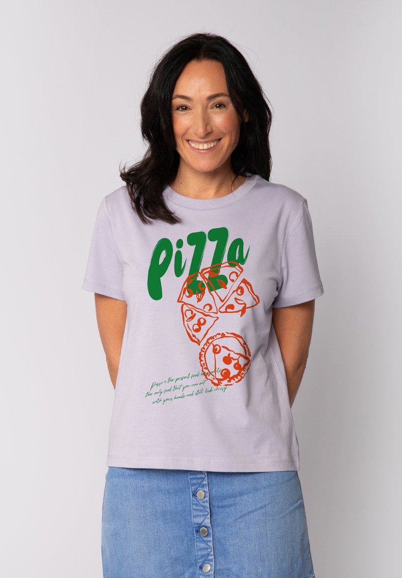 T-shirt léger violet avec un graphique vert et orange de parts de pizza et du texte. Manches courtes, col rond et coupe décontractée.