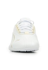 Scarpa sportiva bianca con tomaia in pelle liscia, lacci sottili, dettagli dorati e suola in gomma con motivi di battistrada per una migliore aderenza.