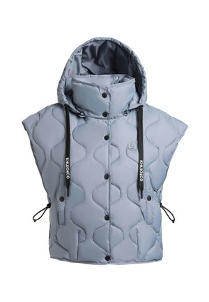 Svetlo modra brezrokavnica z odebeljenim vložkom, kapuco, visokim ovratnikom, črnimi vrvico za zategovanje, pritisnimi gumbi in dvema stranskima žepoma.