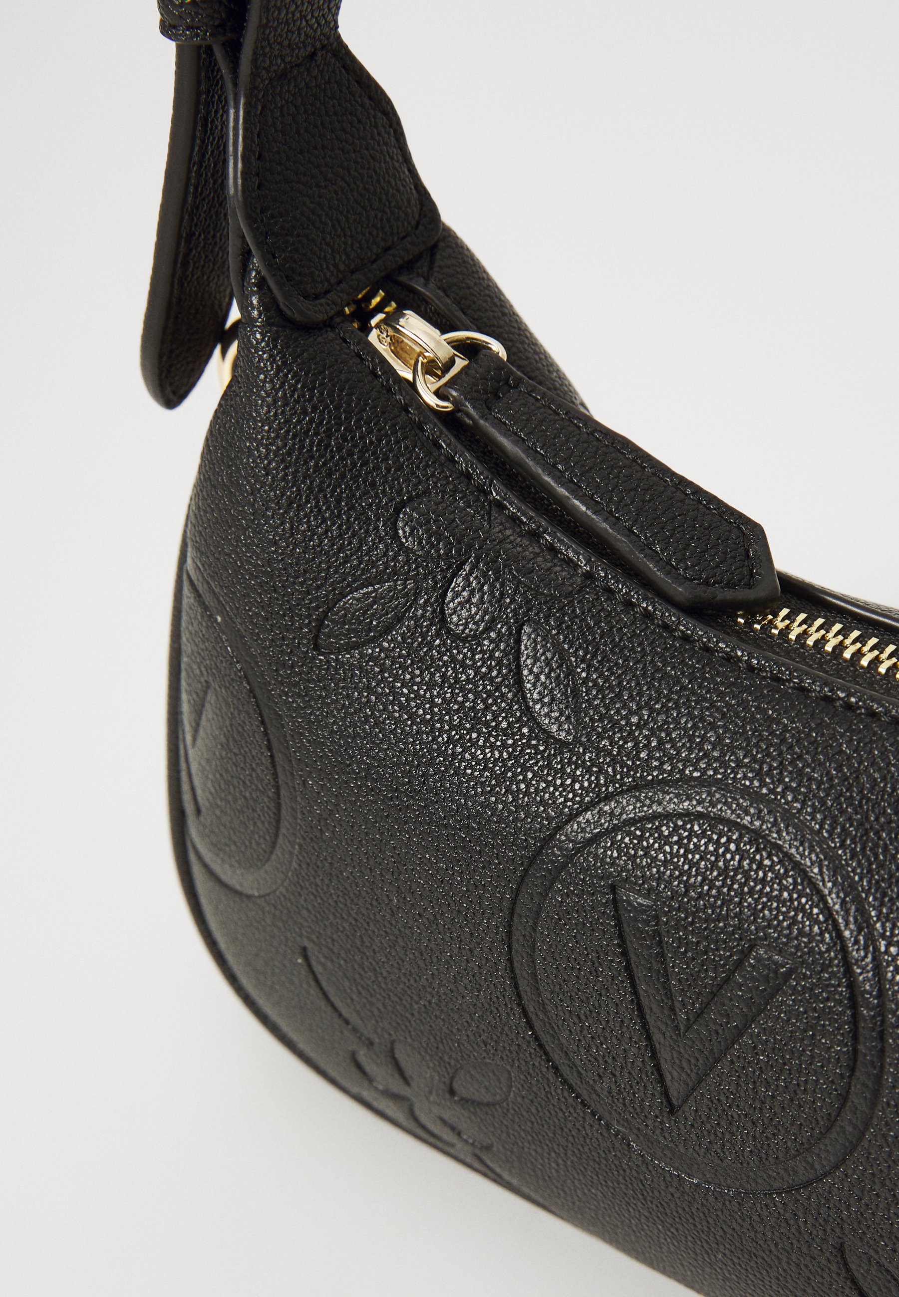 新作【Valentino Bags】SAMBAロゴストラップ クロスボディバッグ Valentino samba embossed logo shoulder bag with crossbody