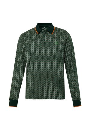 Polo a maniche lunghe di colore verde scuro, con un motivo geometrico, dettagli arancioni sul colletto e sui polsini, e un logo sul petto.
