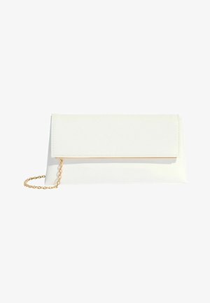 Pochette rectangulaire blanche avec une fine barre métallique dorée et une chaîne dorée sur un fond blanc.