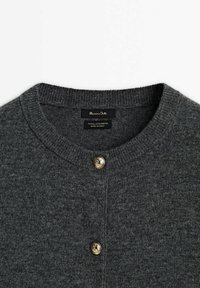 Cardigan en cachemire gris foncé avec un col côtelé et un unique bouton décoratif doré à l'avant. L'étiquette indique "Massimo Dutti."